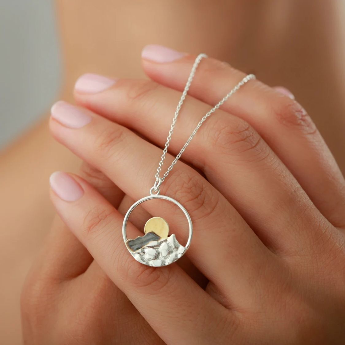 MOUNTAIN NECKLACE - Alonna's Legging Land