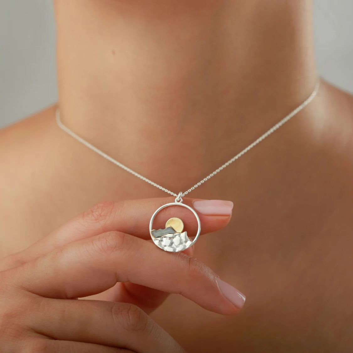 MOUNTAIN NECKLACE - Alonna's Legging Land