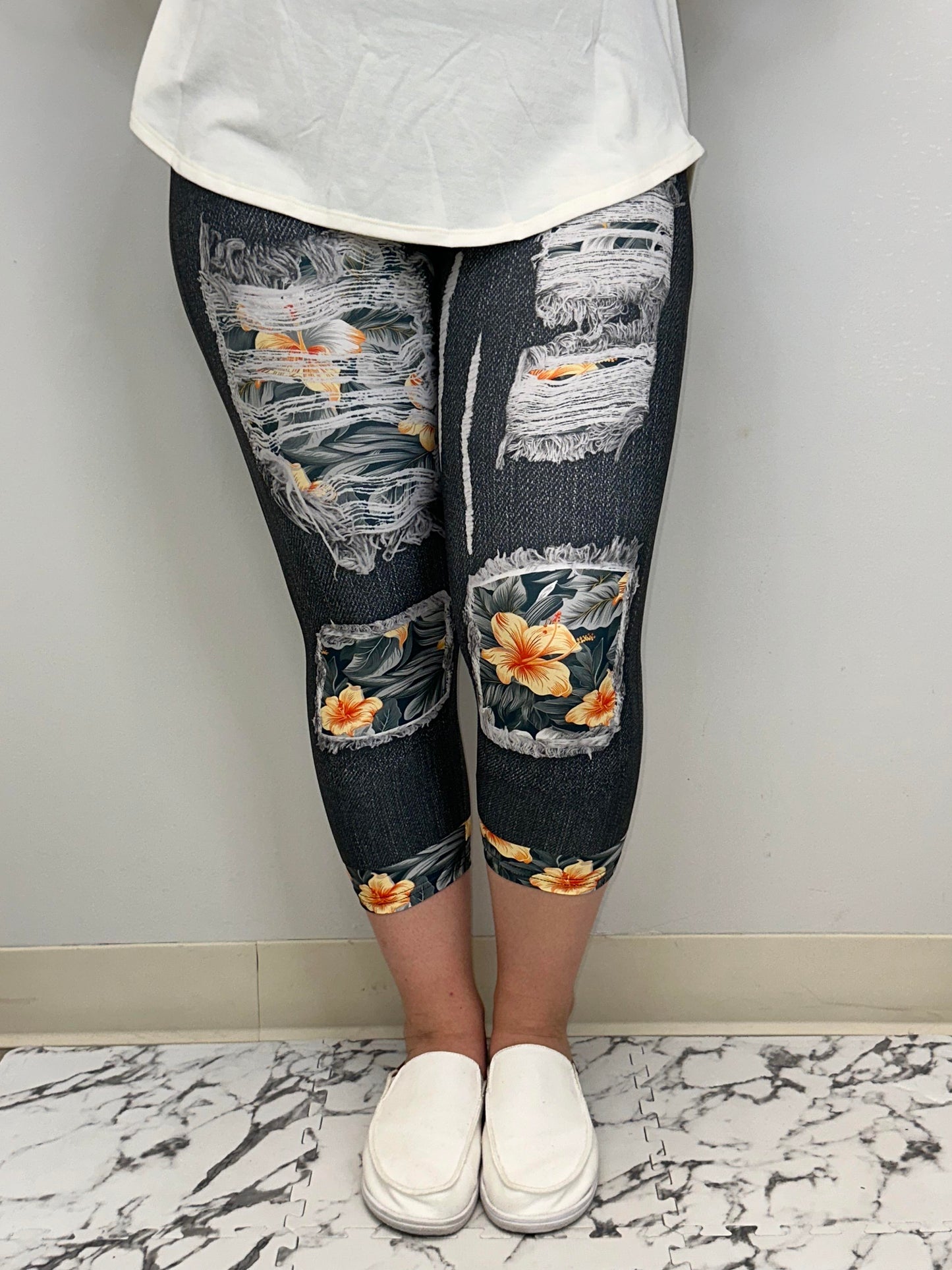 Dark Hibiscus Capri w/ Butt Pockets - Alonna's Legging Land