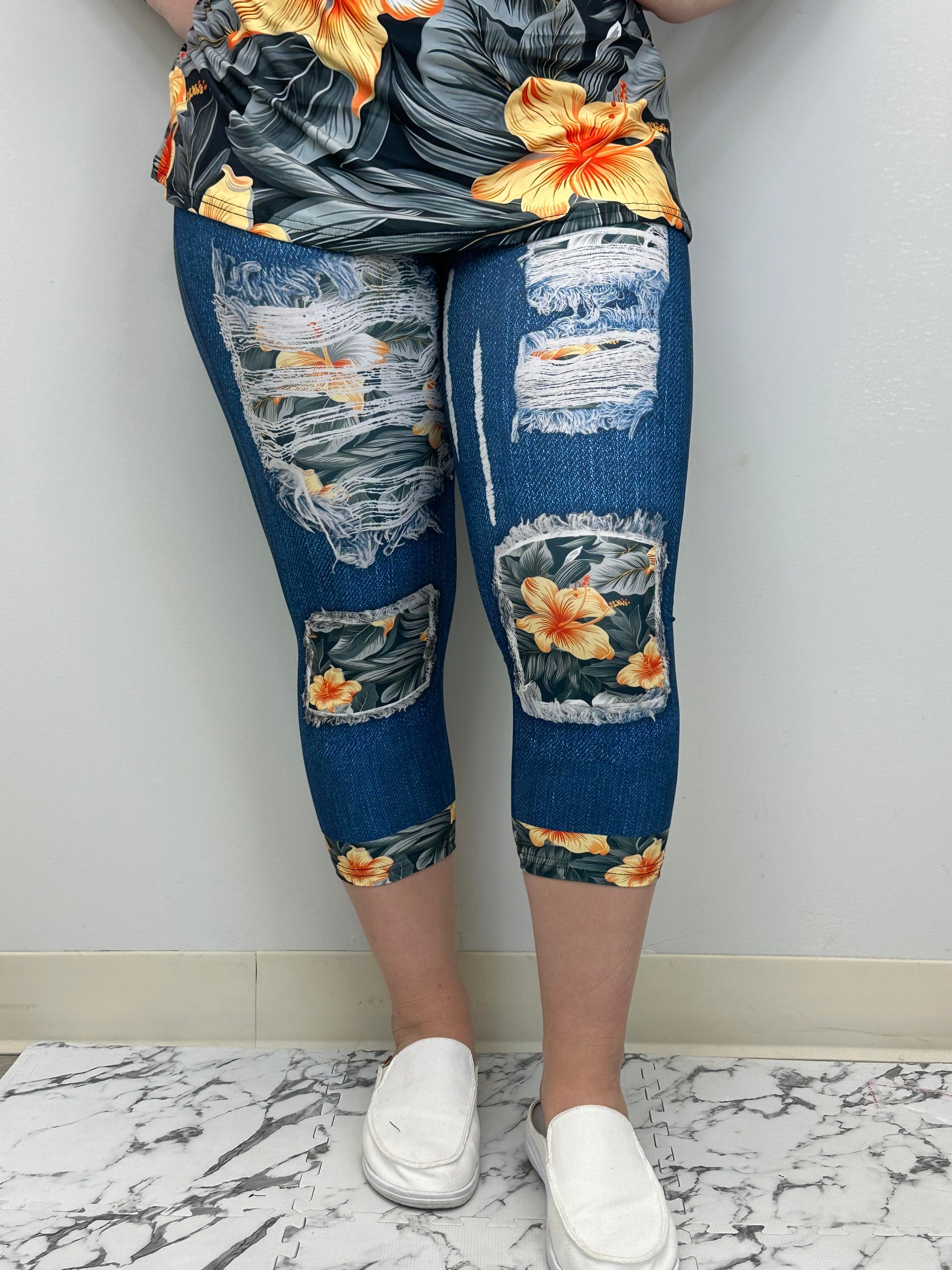 Dark Hibiscus Capri w/ Butt Pockets - Alonna's Legging Land
