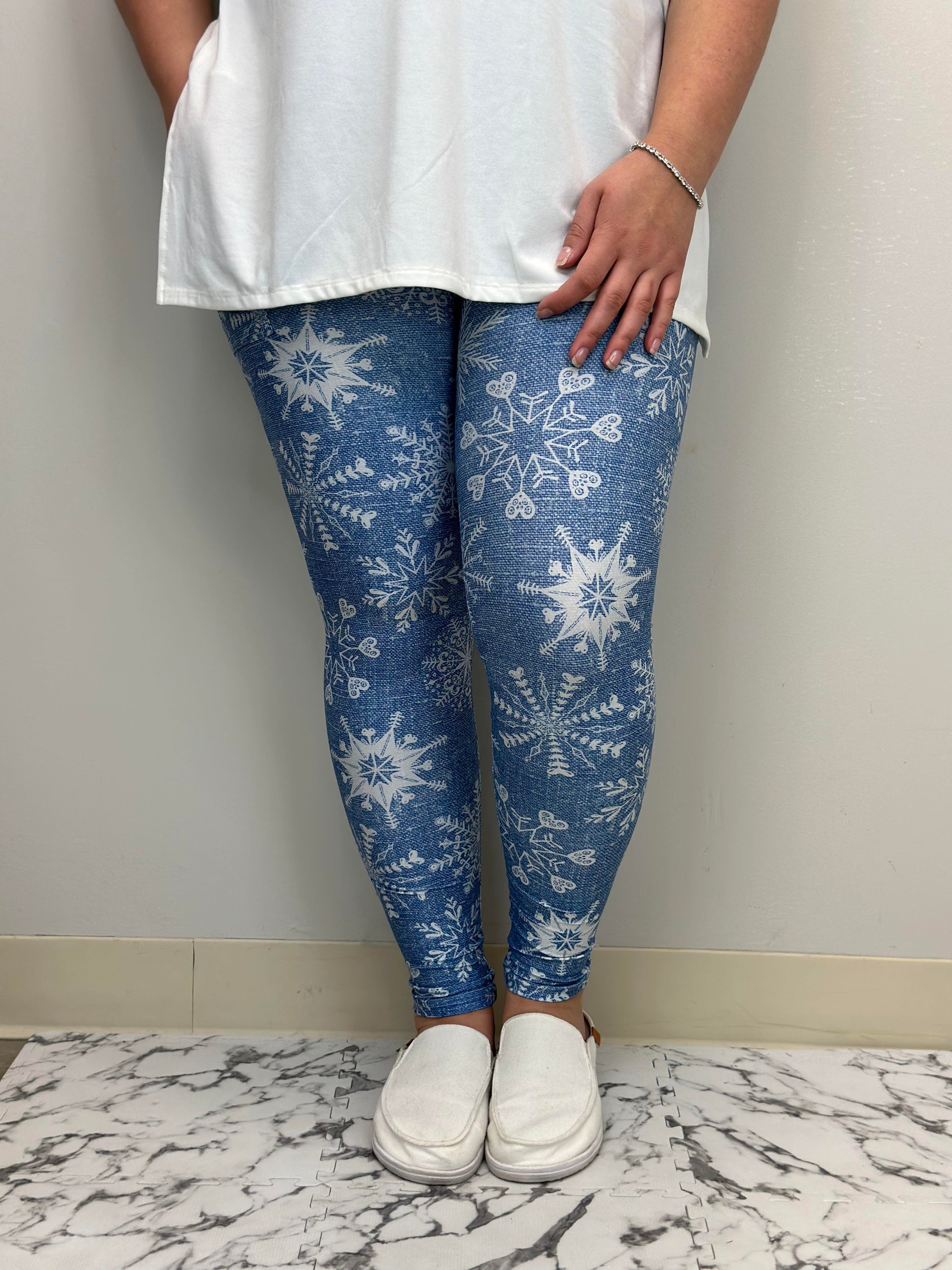 Light Snowflake Leggings w/ Pockets - Alonna's Legging Land