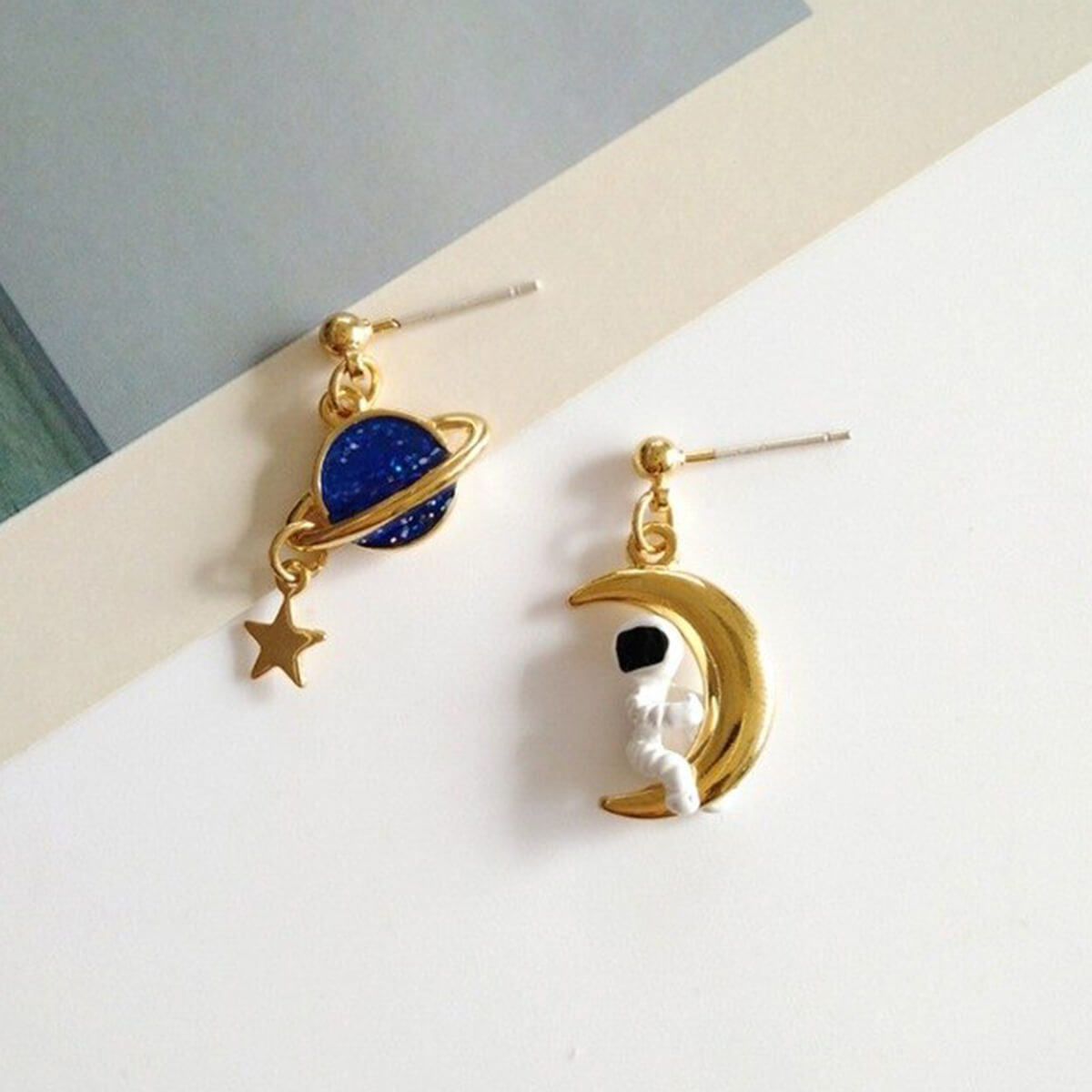 ASTRONAUT & PLANET EARRINGS (PAIR) - Alonna's Legging Land