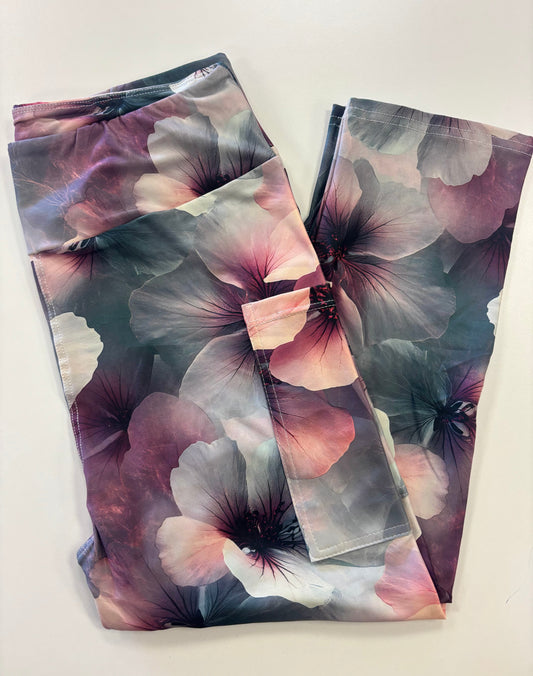 Neutral Hibiscus Capri w/ Pockets *RTS