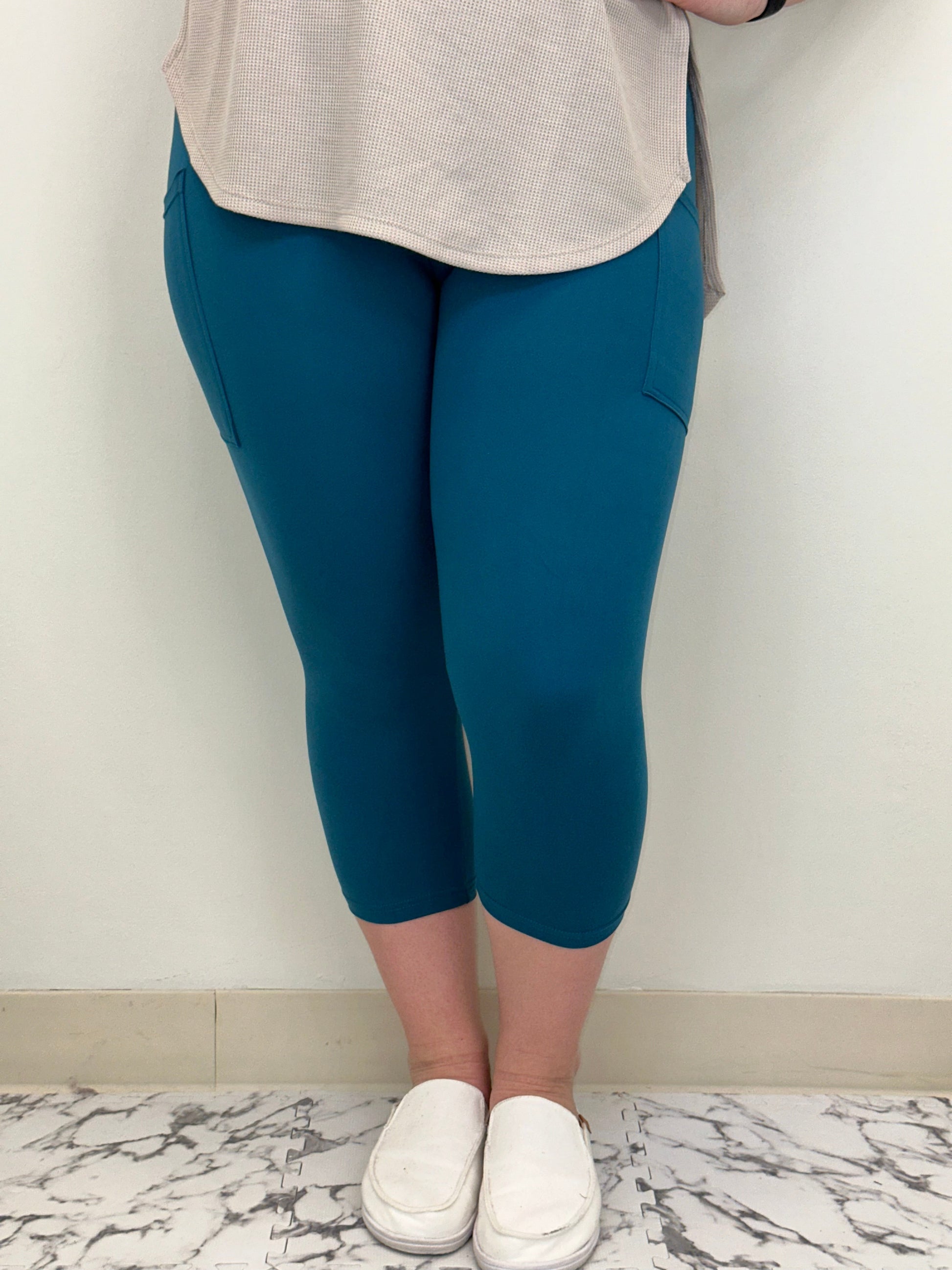 Turquoise Capri w/ Pockets - Alonna's Legging Land