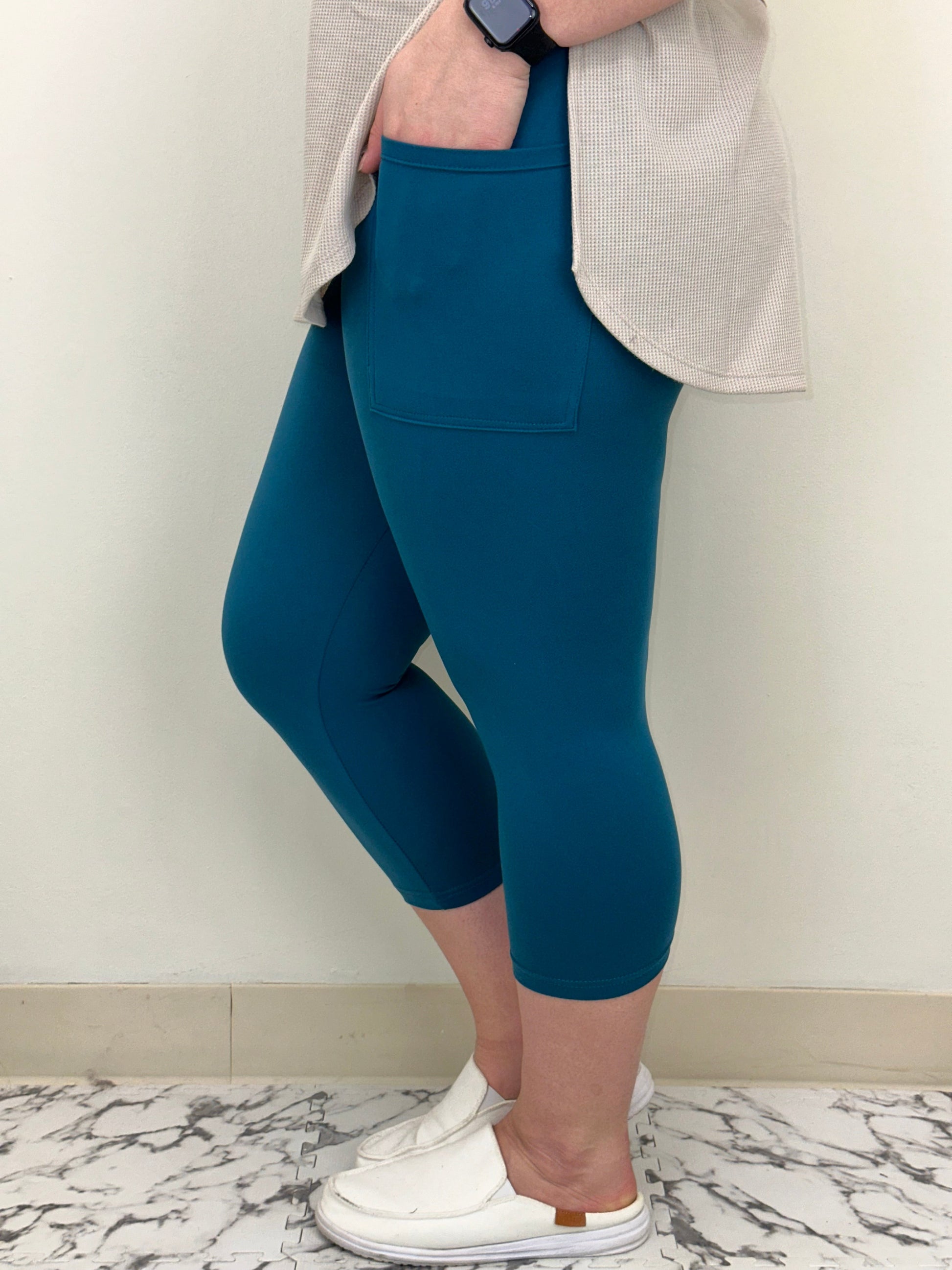Turquoise Capri w/ Pockets - Alonna's Legging Land